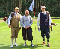 Drei Golfer in historischer Kleidung